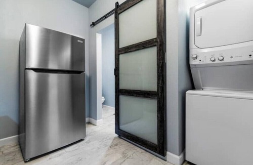 Erie Apartment | Beautiful fully remodeled 1 bd apt w King size bdn