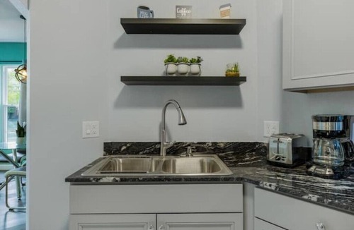 Erie Apartment | Beautiful fully remodeled 1 bd apt w King size bdn