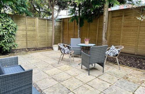 Walpole Apartment | Beautiful Garden Apartment Ealing