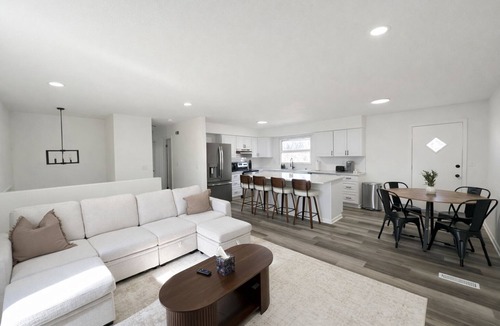 Gardner House | Beautiful Gardner Getaway 4 Bedroom Sleeps 10+
