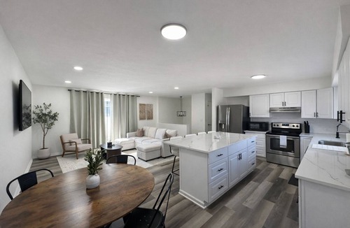 Gardner House | Beautiful Gardner Getaway 4 Bedroom Sleeps 10+