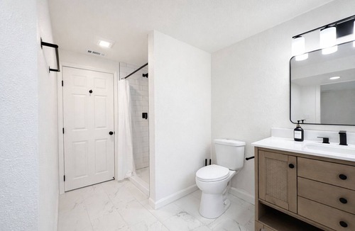 Gardner House | Beautiful Gardner Getaway 4 Bedroom Sleeps 10+