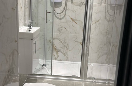 Norbiton Apartment | Beautiful 2 bedroom to flat in the heart of Kingston. Close to Richmond park.