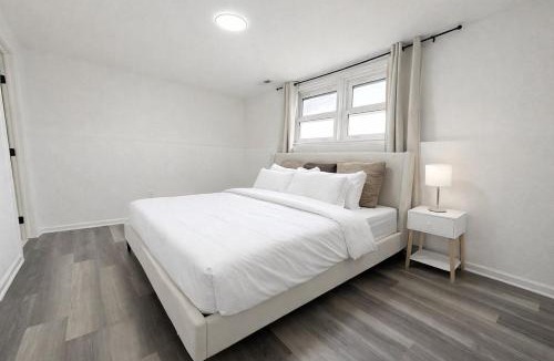 Gardner House | Beautiful Getaway Sleeps 10 plus Central Location