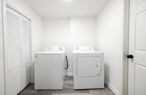 Gardner House | Beautiful Getaway Sleeps 10 plus Central Location