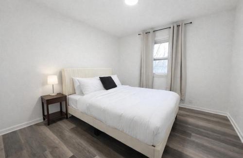 Gardner House | Beautiful Getaway Sleeps 10 plus Central Location