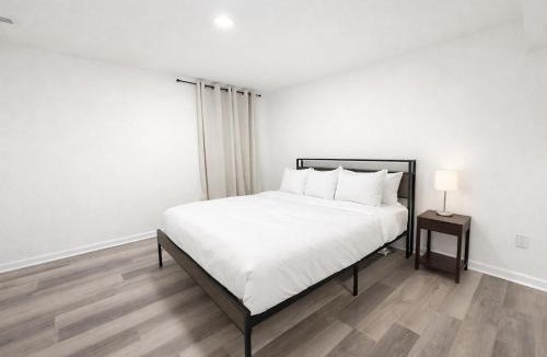 Gardner House | Beautiful Getaway Sleeps 10 plus Central Location