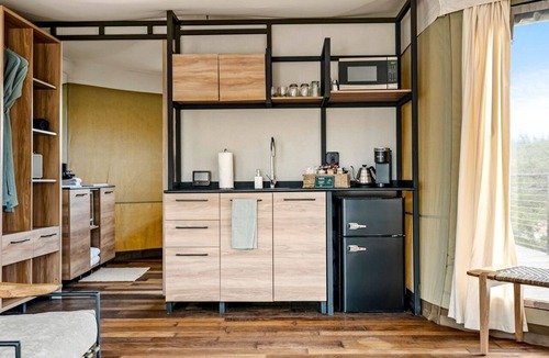 Fredericksburg House | Beautiful Glamping Lodge with Mini-Bar and Fire Pit for an Unforgettable Escape in Stonewall, Texas