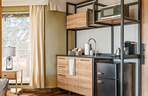 Fredericksburg House | Beautiful Glamping Lodge with Mini-Bar and Fire Pit for an Unforgettable Escape in Stonewall, Texas