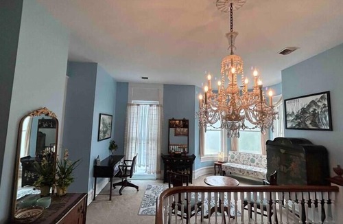 Roanoke House | Beautiful Gold Suite