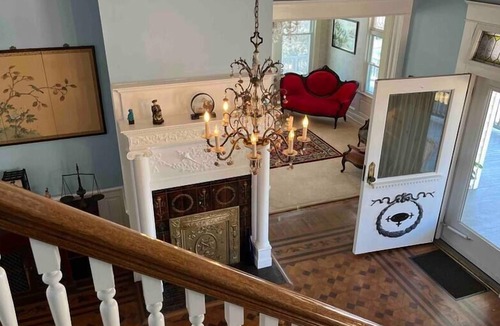 Roanoke House | Beautiful Gold Suite