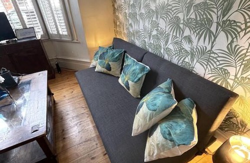 Shaftesbury Apartment | Beautiful ground floor garden flat