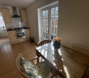 Shaftesbury Apartment | Beautiful ground floor garden flat