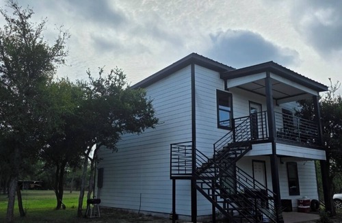 Dale Cottage | Beautiful Guest House: Perfect Escape Near COTA & Tesla