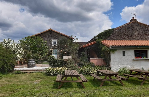 Viennay Bed & Breakfast | Beautiful guest room, old farmhouse full of character. Nature and countryside.
