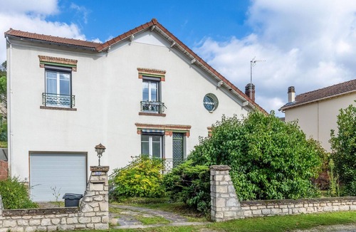 La Frette-sur-Seine House | Beautiful home in La Frette-Sur-Seine with WiFi