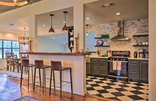 Comfort Cottage | Beautiful Hill Country Cottage - Walk to Downtown!