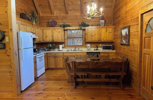 Cedar Cliff House | Beautiful Hillside Lodge