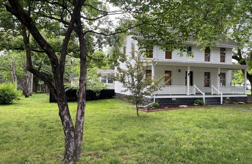 Harrison House | Beautiful historic home near downtown Harrison, AR. Close to Buffalo River.
