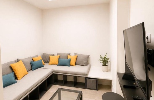 Margny-les-Compiegne Apartment | Beautiful house with garden, ideal for a large group