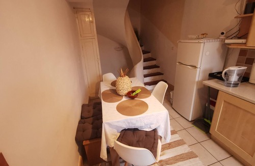 Saint-Chinian House | Beautiful holiday home with fireplace