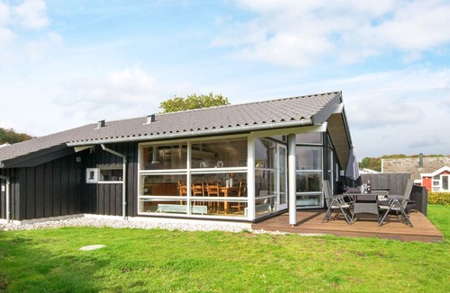 Grønninghoved Strand House | Beautiful Holiday Home in Sjolund with Sauna