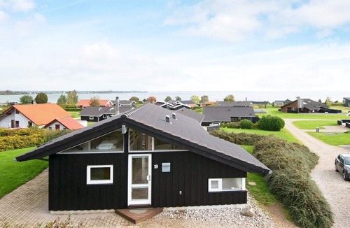 Grønninghoved Strand House | Beautiful Holiday Home in Sjolund with Sauna