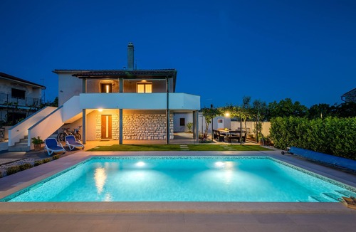 Vodnjan House | Beautiful holiday home with heated swimming pool, summer kitchen, WiFi, grill