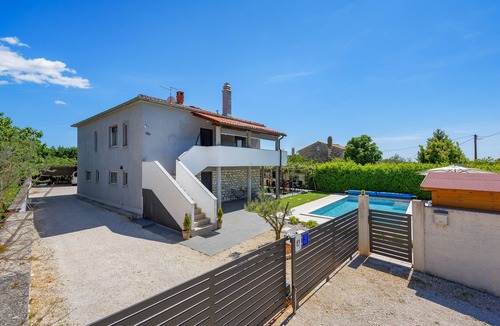 Vodnjan House | Beautiful holiday home with heated swimming pool, summer kitchen, WiFi, grill