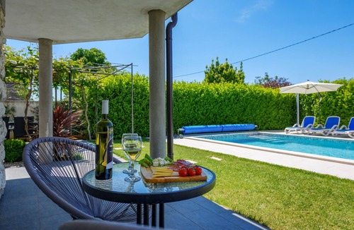 Vodnjan House | Beautiful holiday home with heated swimming pool, summer kitchen, WiFi, grill