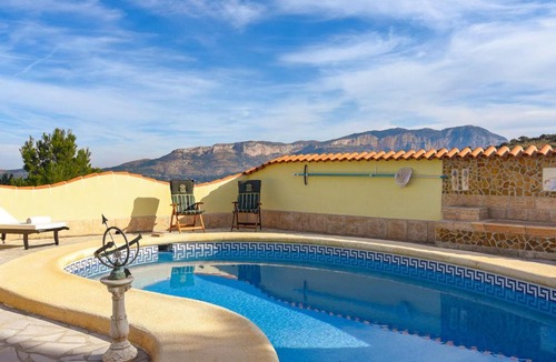 Pedreguer House | Beautiful holiday home in Pedreguer with terrace