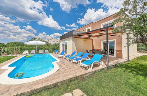 Kastel Kambelovac House | Beautiful home in Kastel Kambelovac