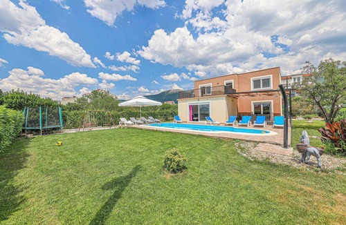 Kastel Kambelovac House | Beautiful home in Kastel Kambelovac