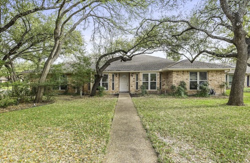 Oak Forest House | Beautiful Home: 4 Bdrm 3 Full Baths, Private Hot Tub & Pool, Fenced Private Yard