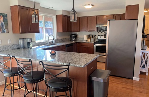 Thurston House | Beautiful home 8 miles from UO!nSleeps 10. n4 bedrooms and 3 full bathrooms.