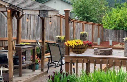 Thurston House | Beautiful home 8 miles from UO!nSleeps 10. n4 bedrooms and 3 full bathrooms.