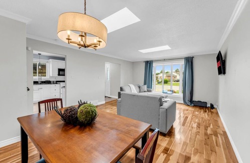 Thorold Apartment | Beautiful Home by Falls with Air Hockey | Games