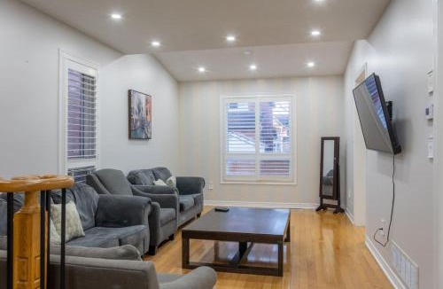 Mount Pleasant House | Beautiful Home by Toronto in Central Location