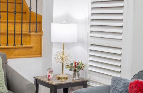 Mount Pleasant House | Beautiful Home by Toronto in Central Location
