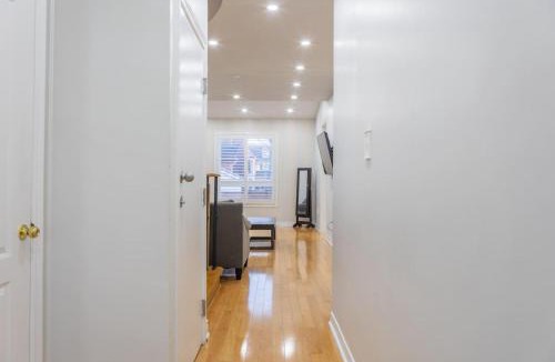 Mount Pleasant House | Beautiful Home by Toronto in Central Location
