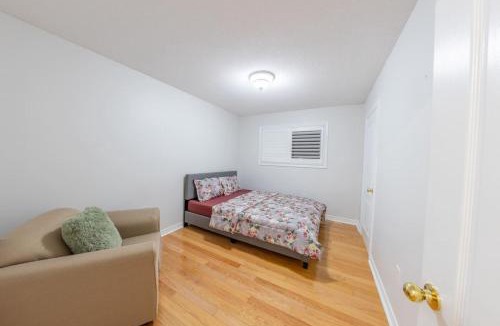 Mount Pleasant House | Beautiful Home by Toronto in Central Location