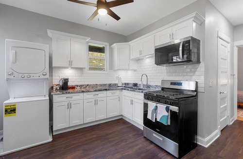 Old Irving Park House | Beautiful Home - Great for Groups, Parking & Food