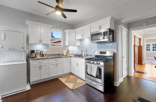 Old Irving Park House | Beautiful Home - Great for Groups, Parking & Food