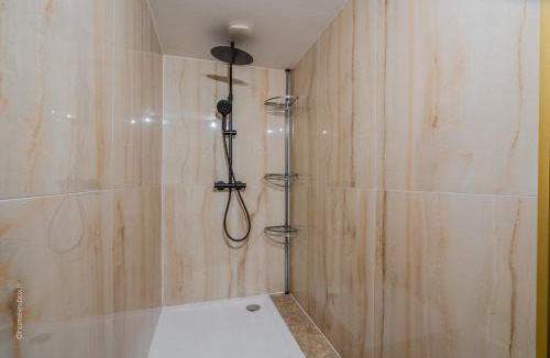 Torcy Apartment | Beautiful home - Hot tub - 20 min to Disney - Sleeps 5