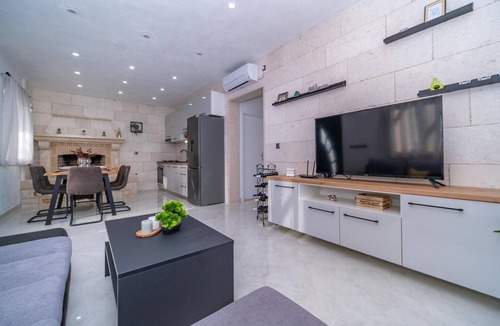 Praznica House | Beautiful home in Pucisca - Praznica