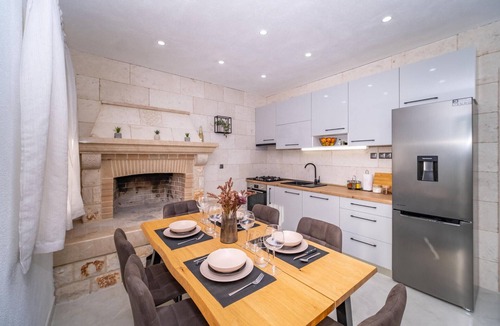 Praznica House | Beautiful home in Pucisca - Praznica