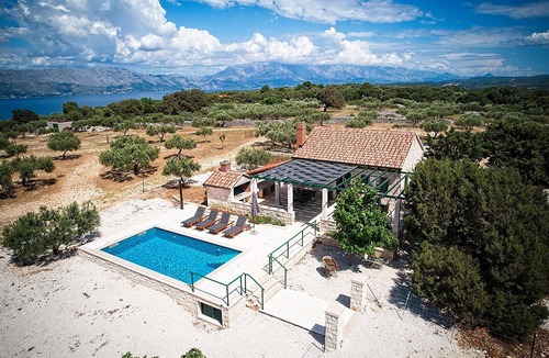 Praznica House | Beautiful home in Pucisca - Praznica