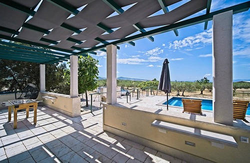Praznica House | Beautiful home in Pucisca - Praznica
