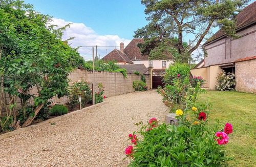 Etigny House | Beautiful home in étigny with WiFi
