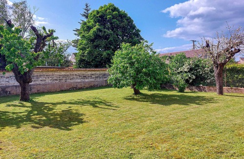Etigny House | Beautiful home in étigny with WiFi